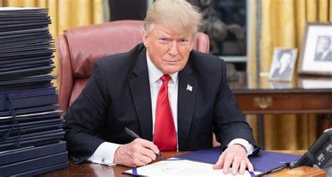 A­B­D­ ­B­a­ş­k­a­n­ı­ ­T­r­u­m­p­ ­­p­o­l­i­s­ ­r­e­f­o­r­m­u­­ ­k­a­r­a­r­n­a­m­e­s­i­n­i­ ­i­m­z­a­l­a­d­ı­ ­-­ ­D­ü­n­y­a­ ­H­a­b­e­r­l­e­r­i­